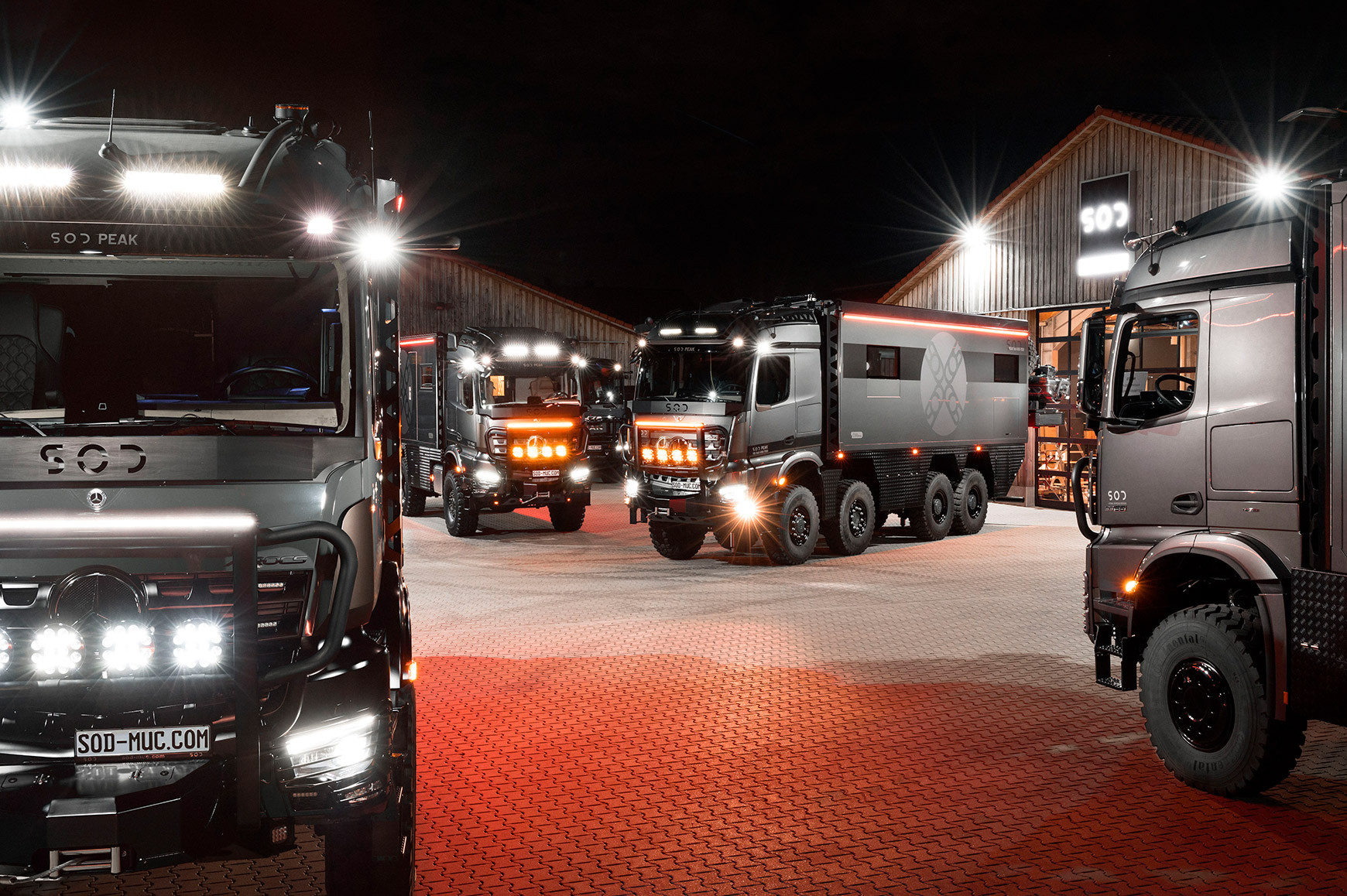 Die PEAK Expeditionsfahrzeuge vor der Fertigungshalle